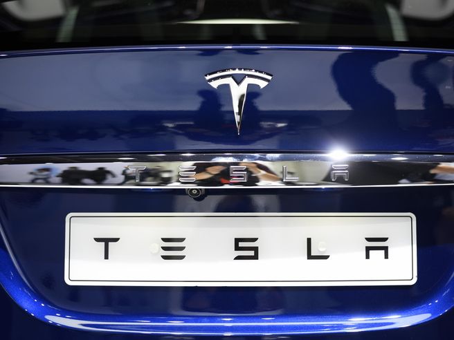 Wall Street, Nasdaq scivola subito del 2%, Dow Jones -380 punti. Tesla paga rumor Cina, titolo -4%