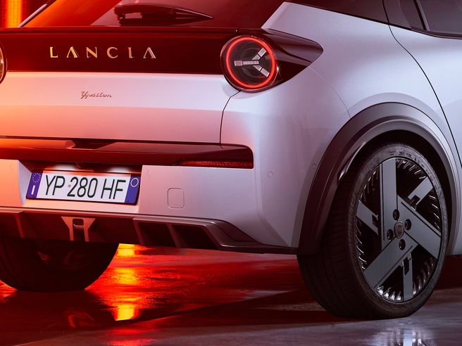 Dati da incubo per Stellantis prima dei conti 2024. Elkann in alto mare su scelta ad, il sogno è De Meo