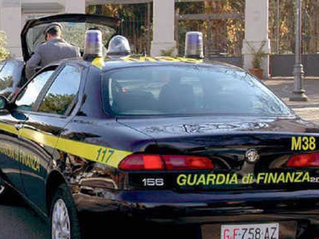 GdF: nel 2013 scoperti 19.250 lavoratori irregolari, sequestrati 64 mln prodotti contraffatti