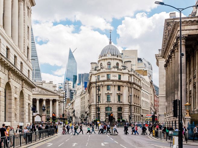 UK: a maggio indice PMI servizi in lieve calo