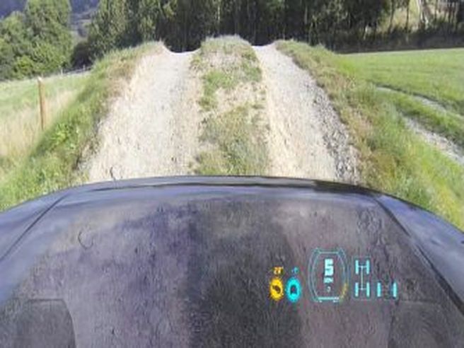 Land Rover: con Transparent Bonnet presenta la prima tecnologia che rende l’auto virtualmente invisibile