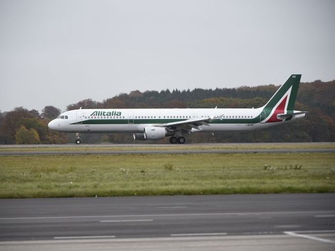Alitalia avrebbe accumulato debiti per oltre 100 milioni con gli aeroporti italiani