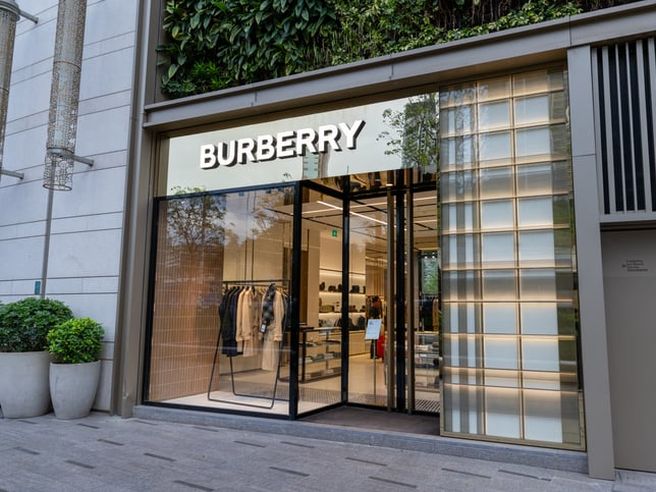 Burberry: vendite +5% nel 4Q, turnaround trainato dalla domanda di sciarpe