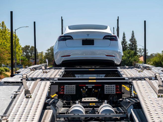 Tesla in rally, titolo balza di oltre +4% dopo upgrade Morgan Stanley, aumento prezzi e news Hertz