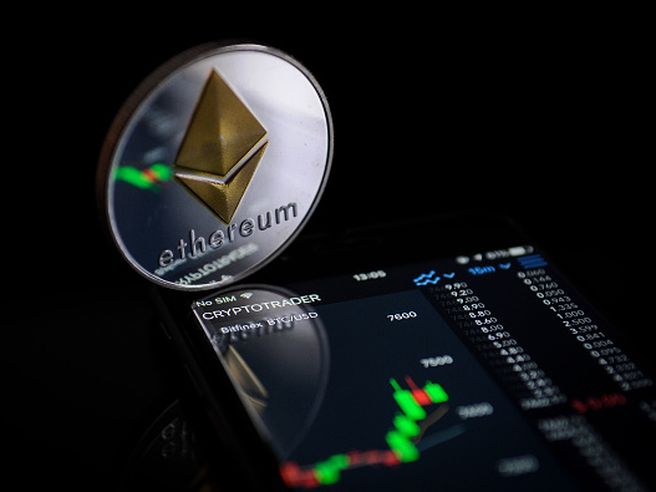 Wall Street in frenata dopo chiusura record: febbraio mese dei ciclici? Nel mondo cripto è record Ethereum