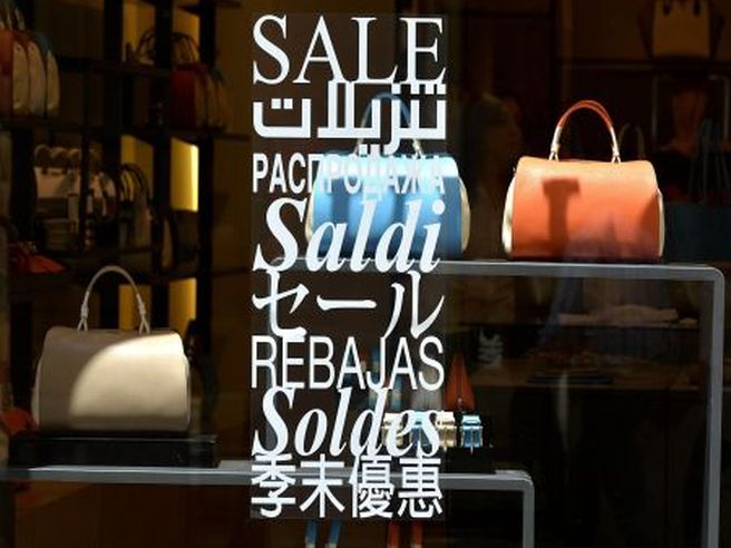 Saldi estivi: giro d’affari di 1,28 miliardi, ogni famiglia spenderà circa 134 euro