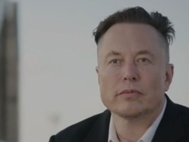 Tesla: Elon Musk smobilizza altre azioni. Titolo lontano da record di oltre -20%, colosso non è più $1 trillion company