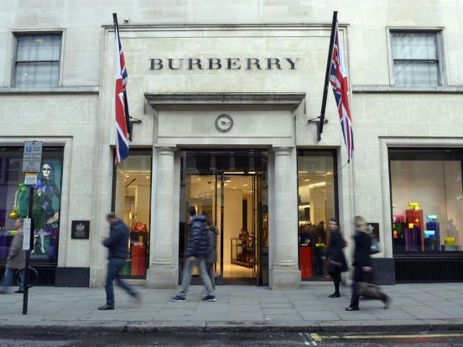 Burberry: vendite trimestrali in calo del 2%, titolo in deciso ribasso a Londra (-4,5%)