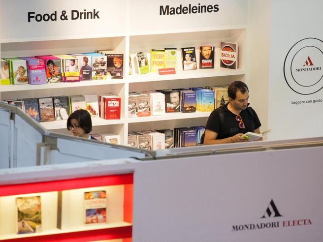 Editoria in mano ai grandi nomi, digitale in crescita ma lettori in calo