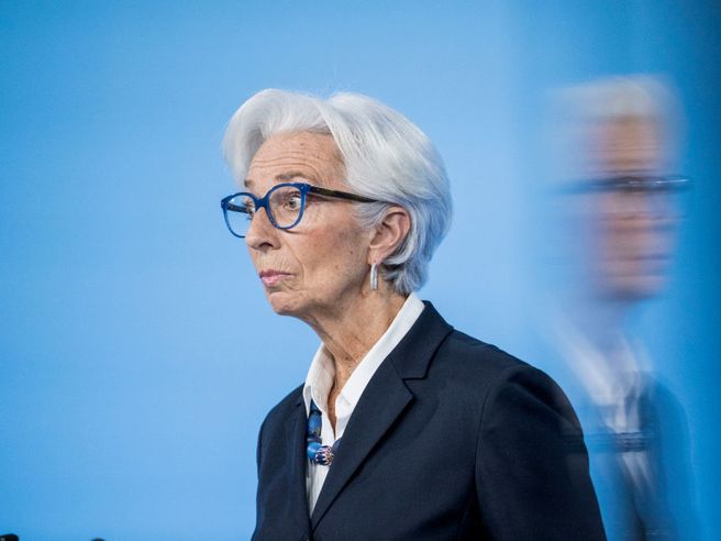 Bce, Lagarde: “monitoriamo segnali di stress, improbabile crisi bancaria”