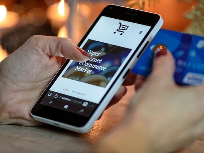 Italiani: sempre più acquistano sul web (Eurispes)