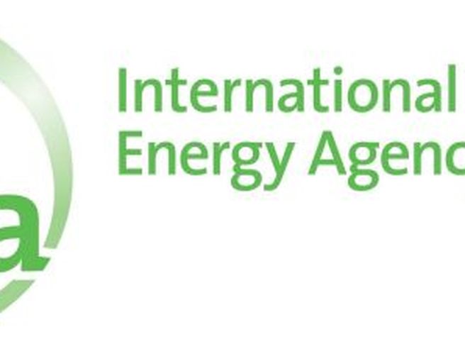 Petrolio: IEA  alza la stima sulla domanda 2015