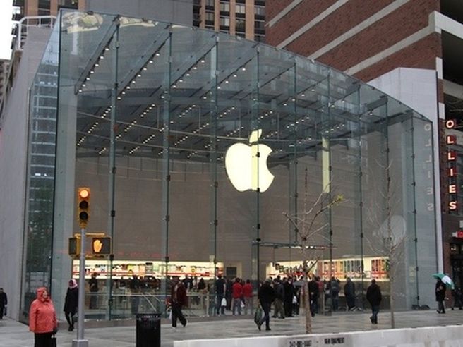 Apple: titolo in calo, cresce l’attesa per il nuovo Samsung