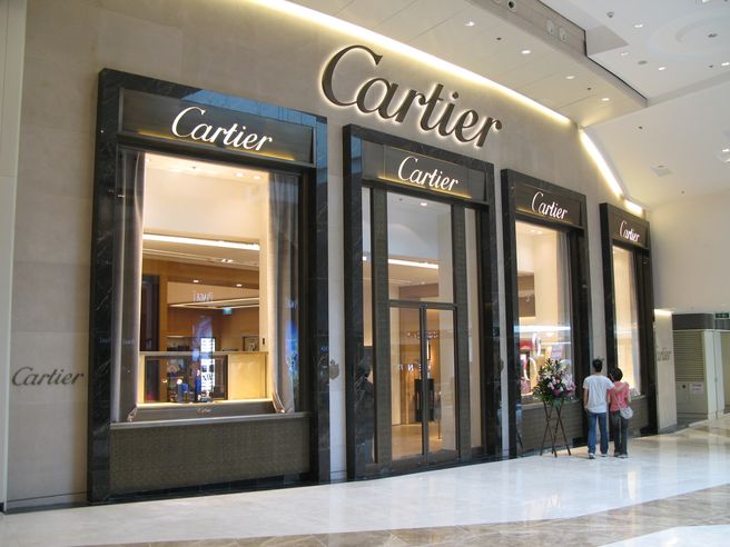 Richemont: vertici in uscita il prossimo anno, utili e ricavi in forte discesa