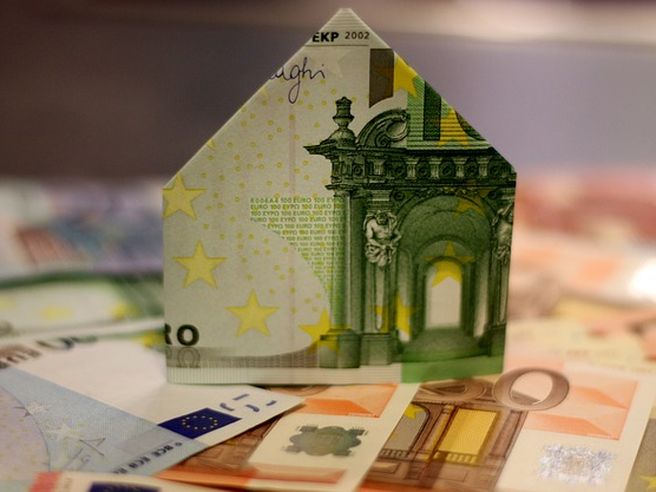 Mutui ancora in crescita, trainati dai tassi bassi. Ma a ottobre domanda ritraccia su timori Covid