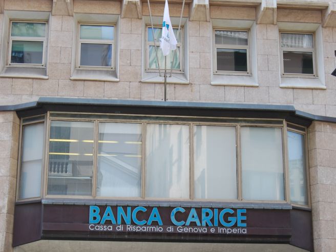 Banca Carige avanza a Piazza Affari, Cari Carrara e Cari Savona sospendono Berneschi