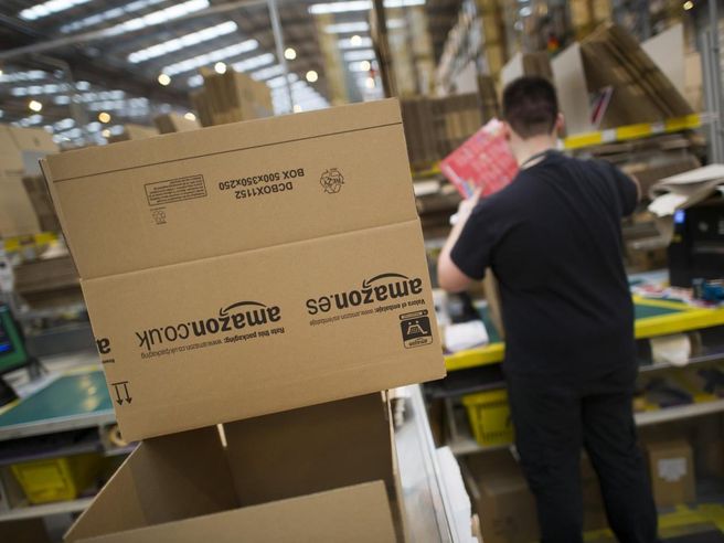 Usa, Amazon: spedizione gratuita a tutti per le festività natalizie